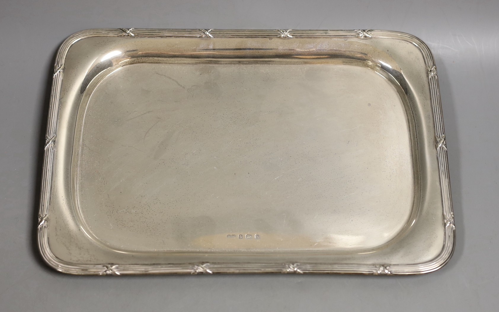 An Edwardian silver rectangular dressing table tray, Henry Matthews, Birmingham 1909, 22.8cm, 12.5oz.